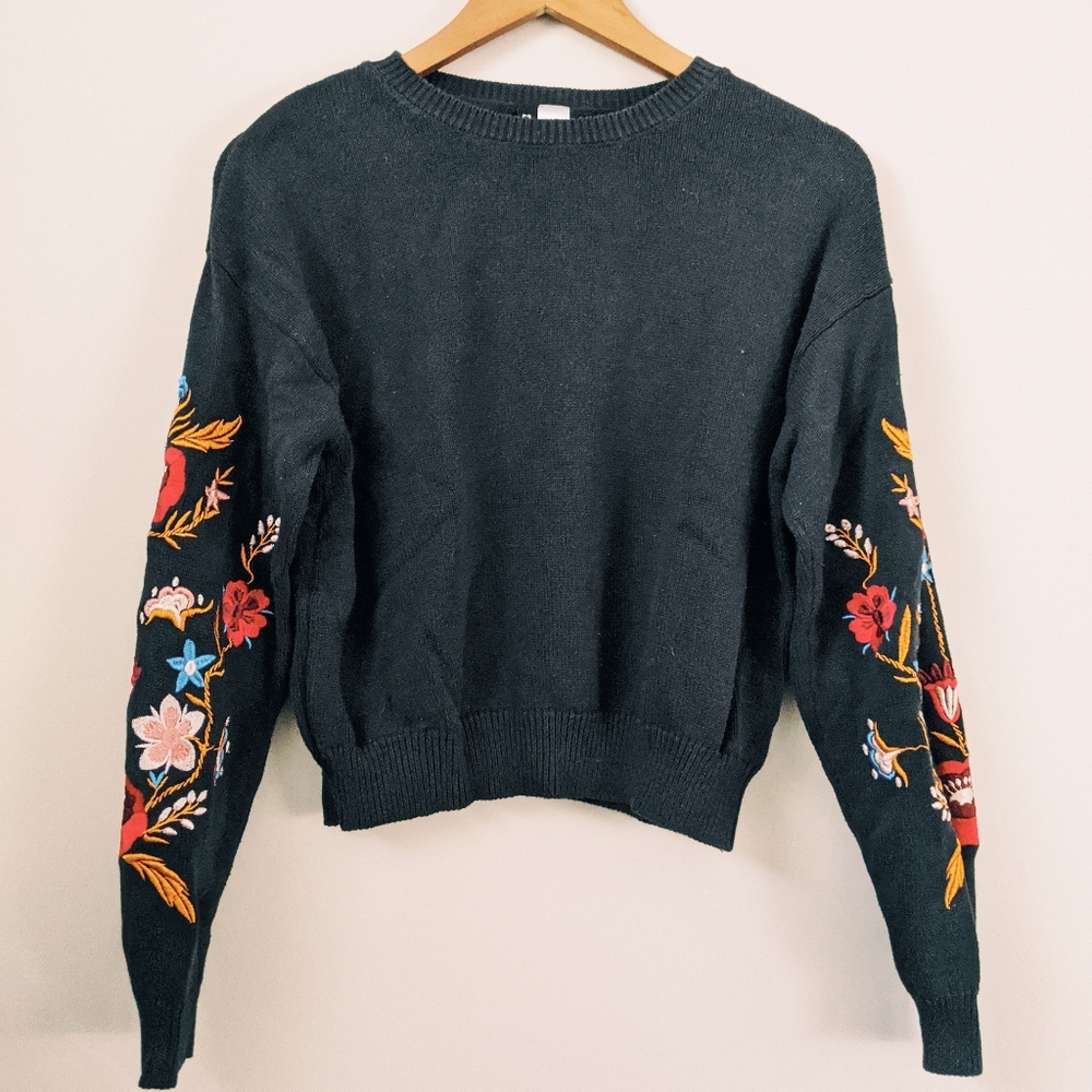 embroidered sleeve cropped sweater